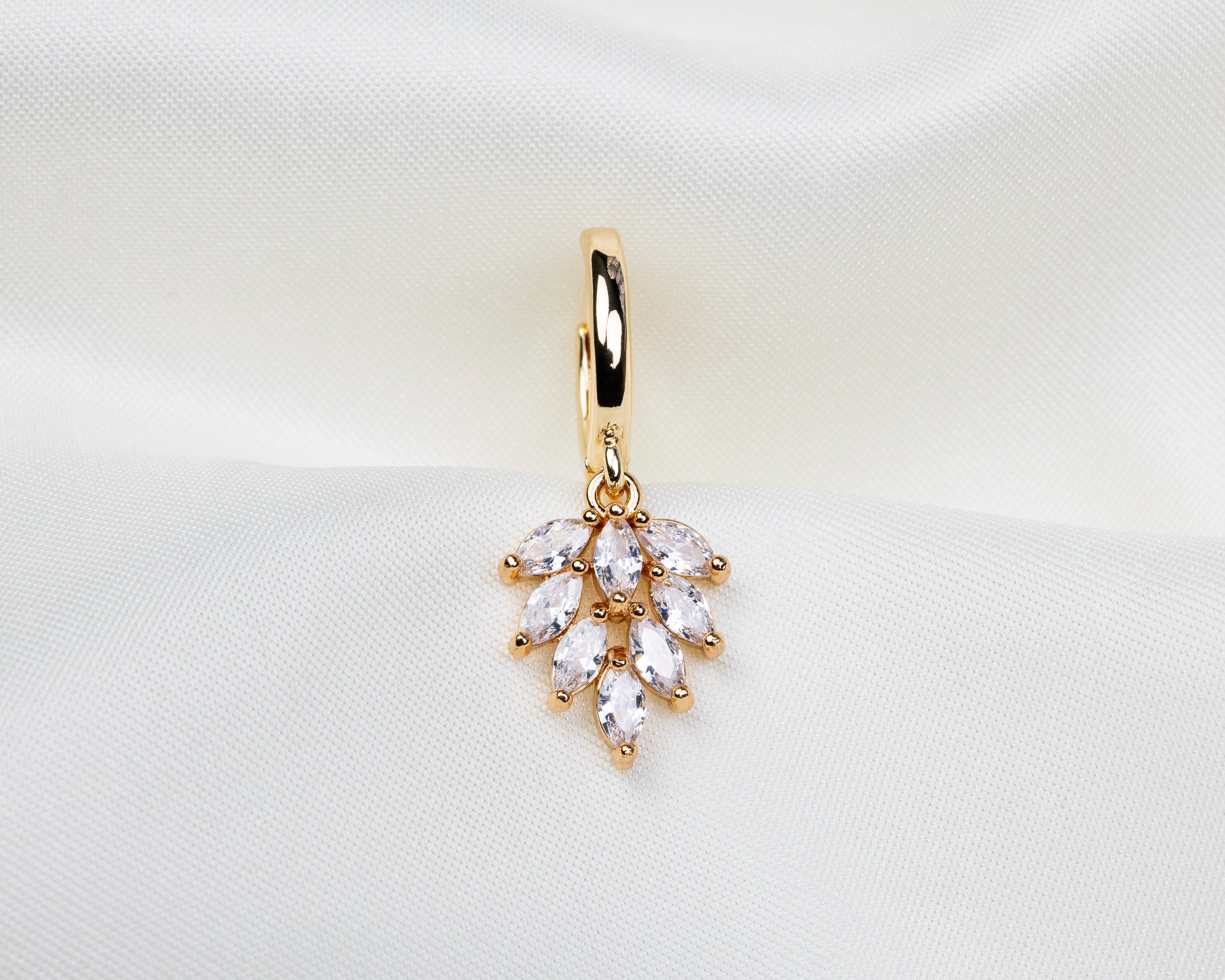 Handgemaakte 14k gold plated oorbel met een bladvormige hanger van witte zirkonia