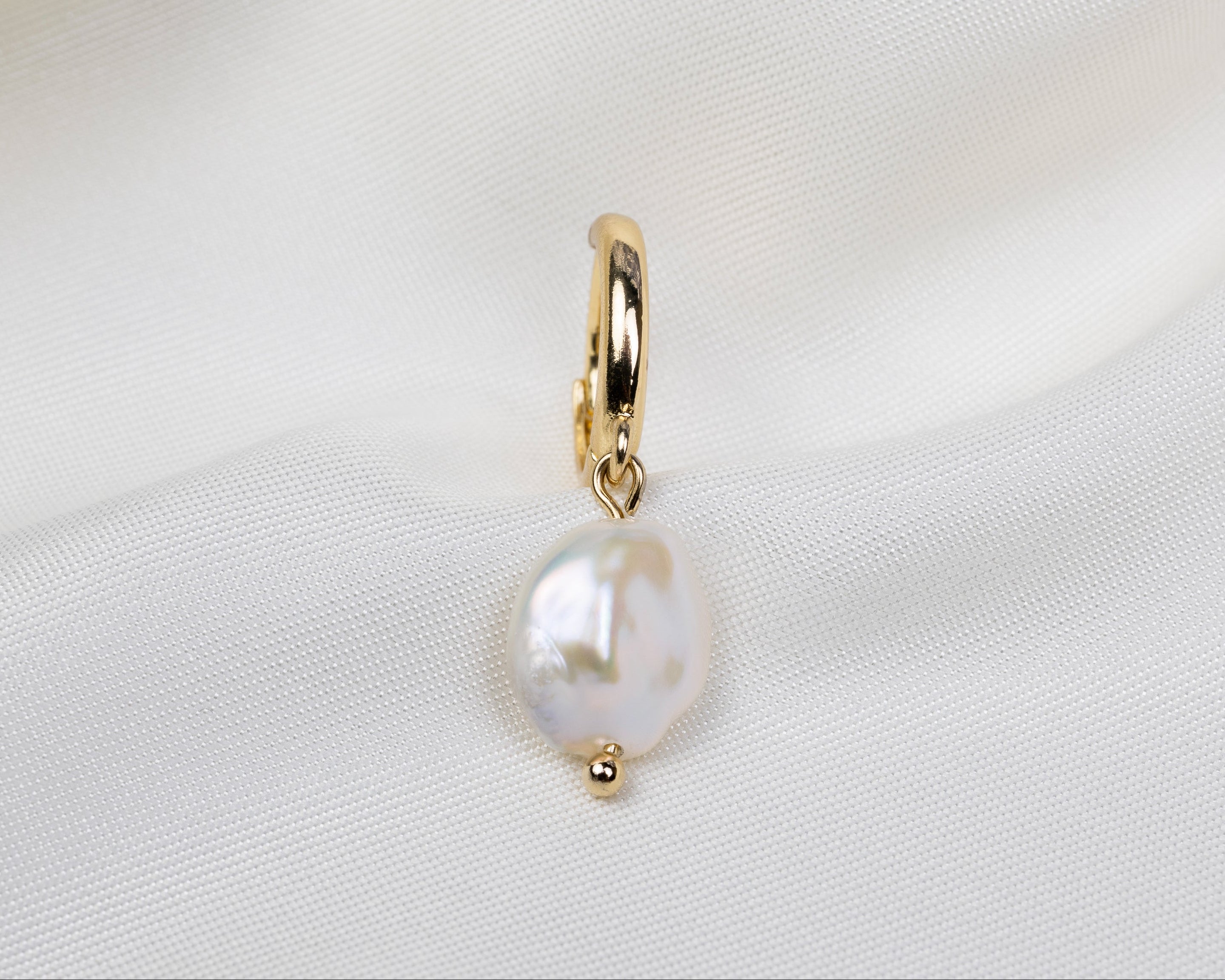 Handgemaakte 14k gold plated oorbel met witte keshi parel hanger