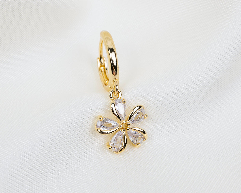Handgemaakte 14k gold plated oorbel met een sakura bloem hanger van witte zirkonia