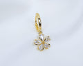 Handgemaakte 14k gold plated oorbel met een sakura bloem hanger van witte zirkonia