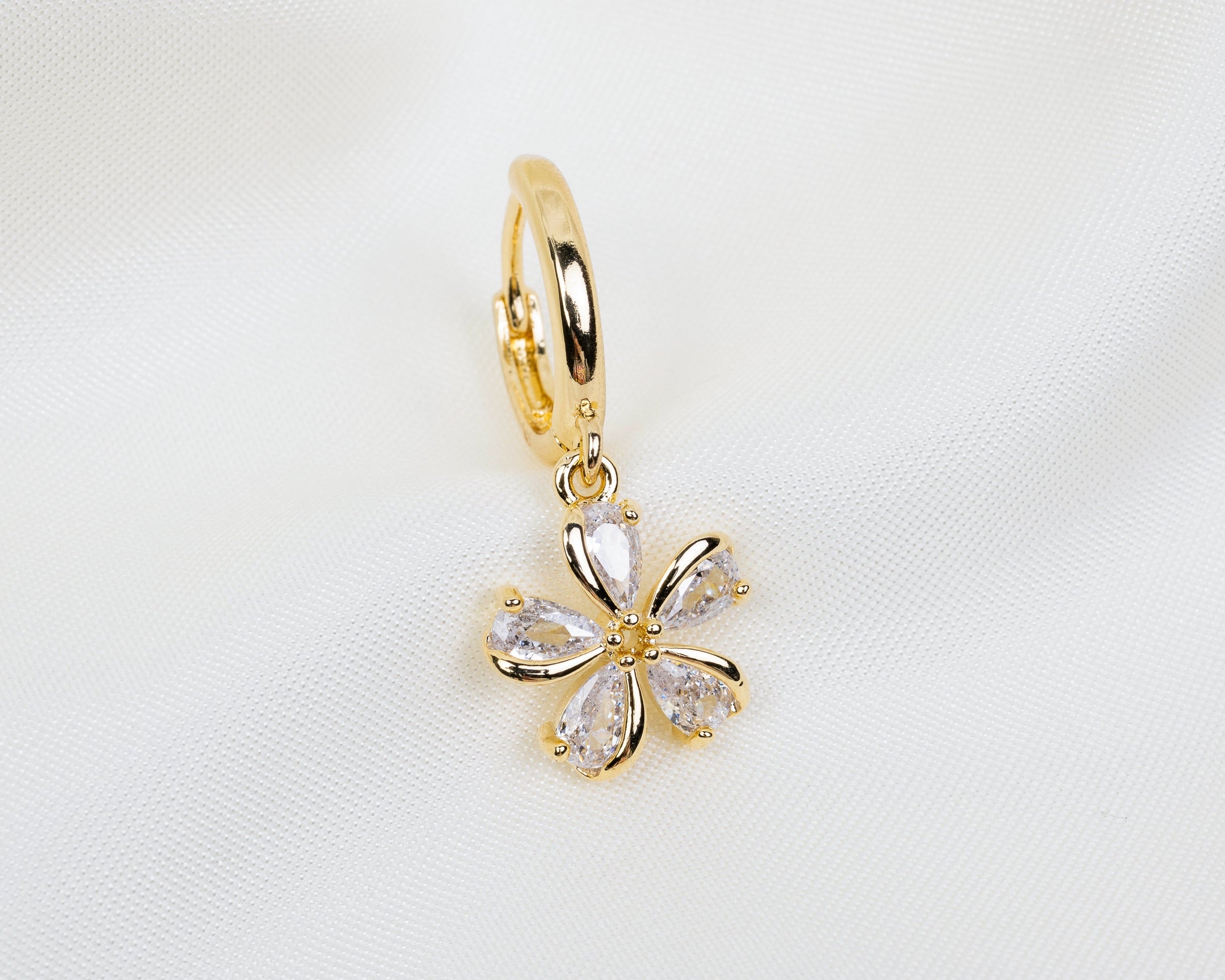 Handgemaakte 14k gold plated oorbel met een sakura bloem hanger van witte zirkonia