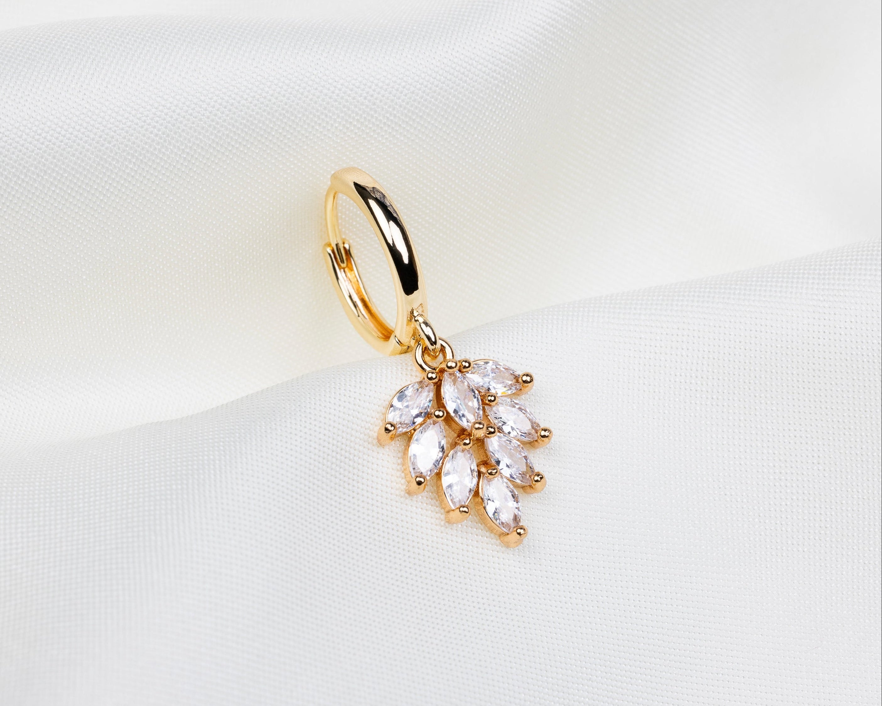 Handgemaakte 14k gold plated oorbel met een bladvormige hanger van witte zirkonia