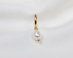 Handgemaakte 14k gold plated oorbel met een witte zoetwaterparel hanger