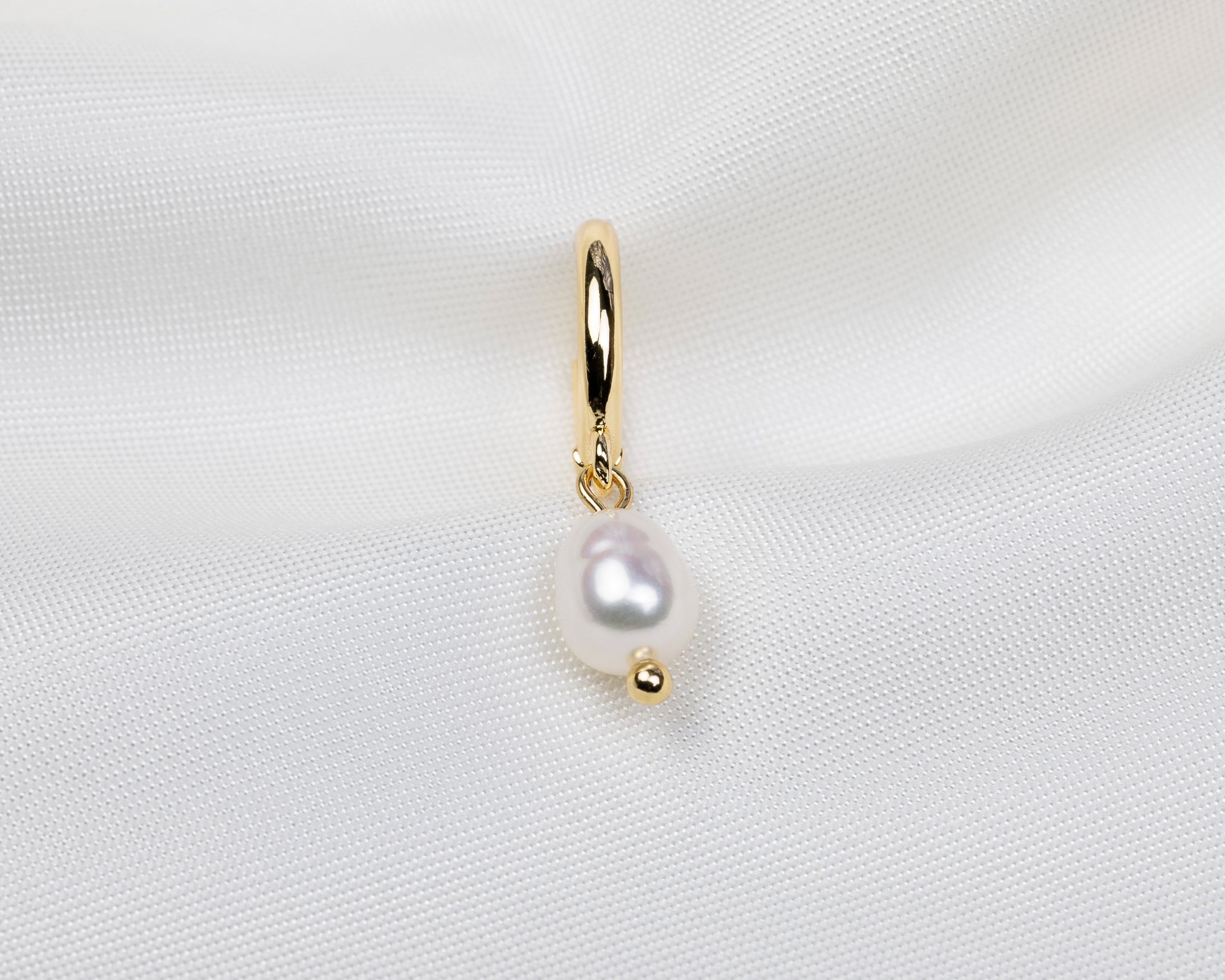 Handgemaakte 14k gold plated oorbel met een witte zoetwaterparel hanger