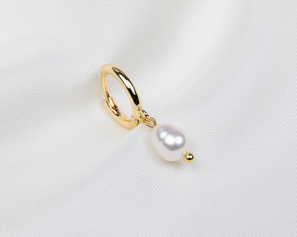 Handgemaakte 14k gold plated oorbel met een witte zoetwaterparel hanger