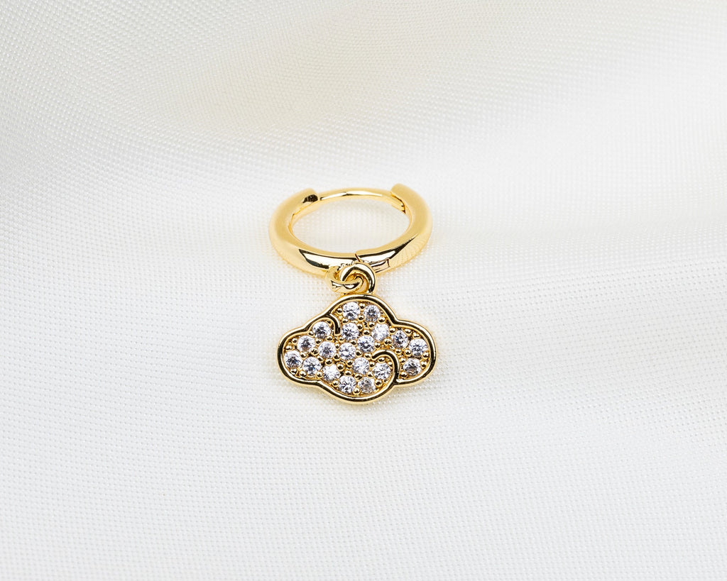 Handgemaakte 14k gold plated oorbel met een hanger in de vorm van een wolk met witte zirkonia