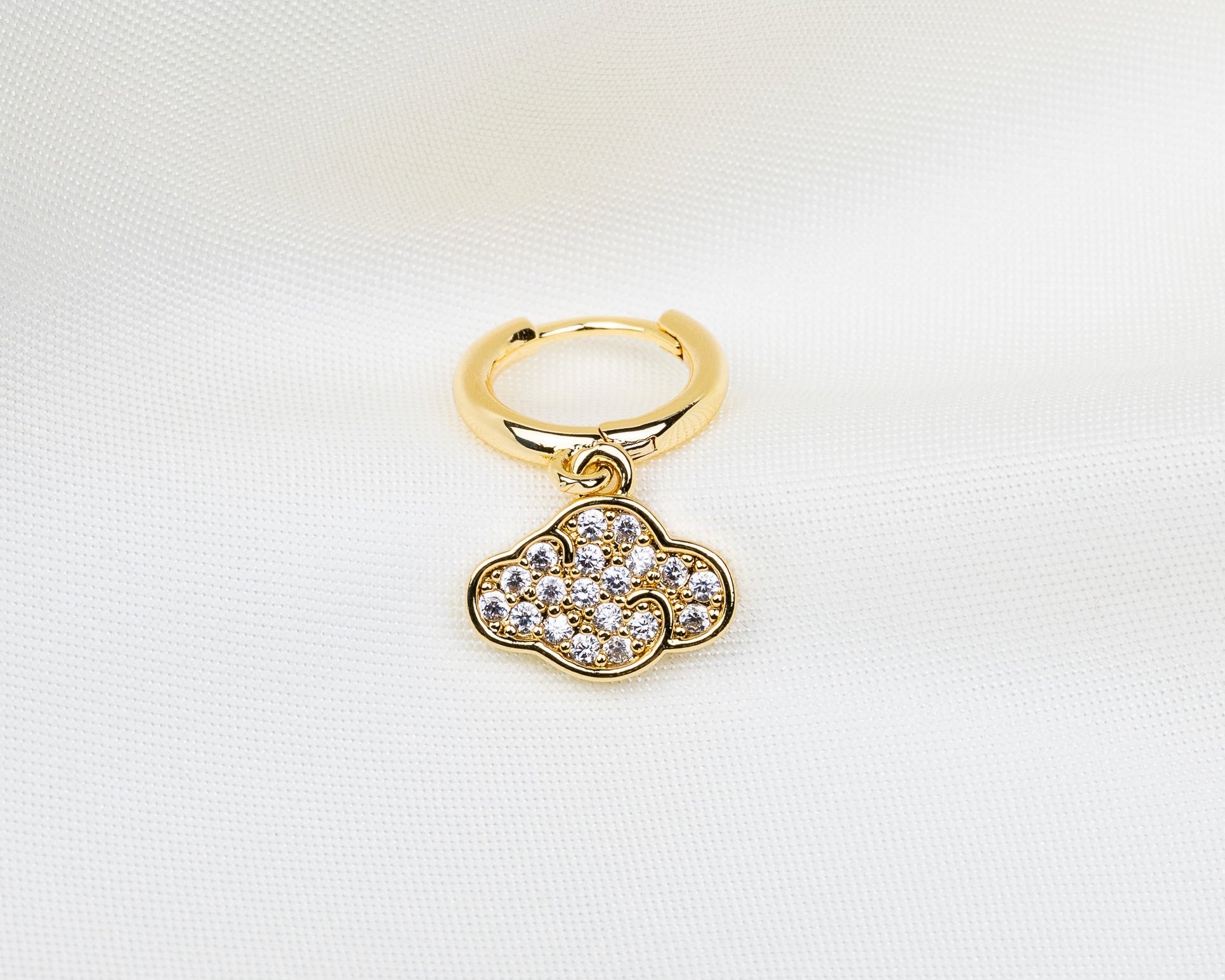 Handgemaakte 14k gold plated oorbel met een hanger in de vorm van een wolk met witte zirkonia