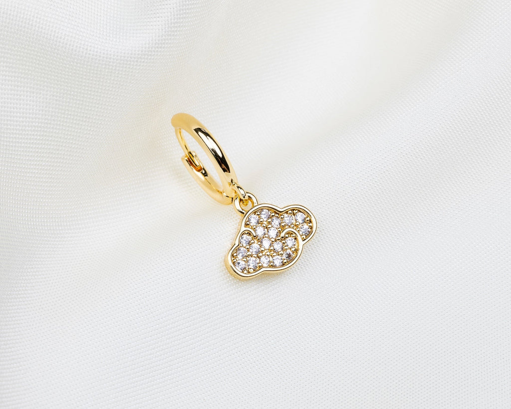 Handgemaakte 14k gold plated oorbel met een hanger in de vorm van een wolk met witte zirkonia