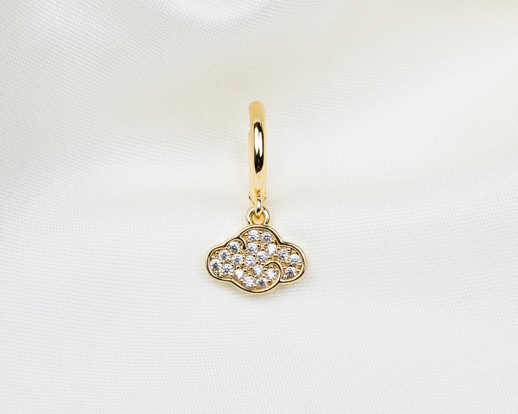 Handgemaakte 14k gold plated oorbel met een hanger in de vorm van een wolk met witte zirkonia