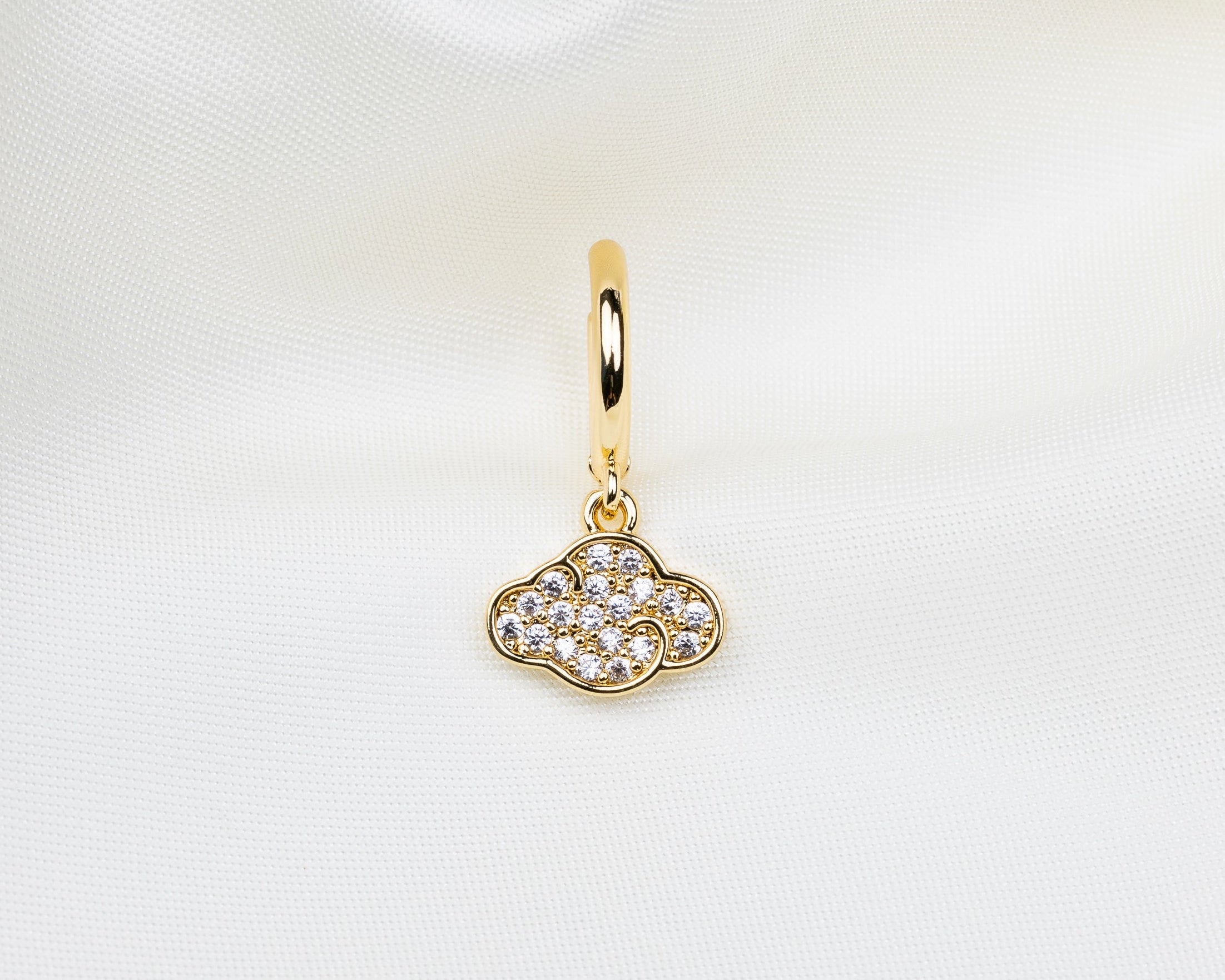 Handgemaakte 14k gold plated oorbel met een hanger in de vorm van een wolk met witte zirkonia