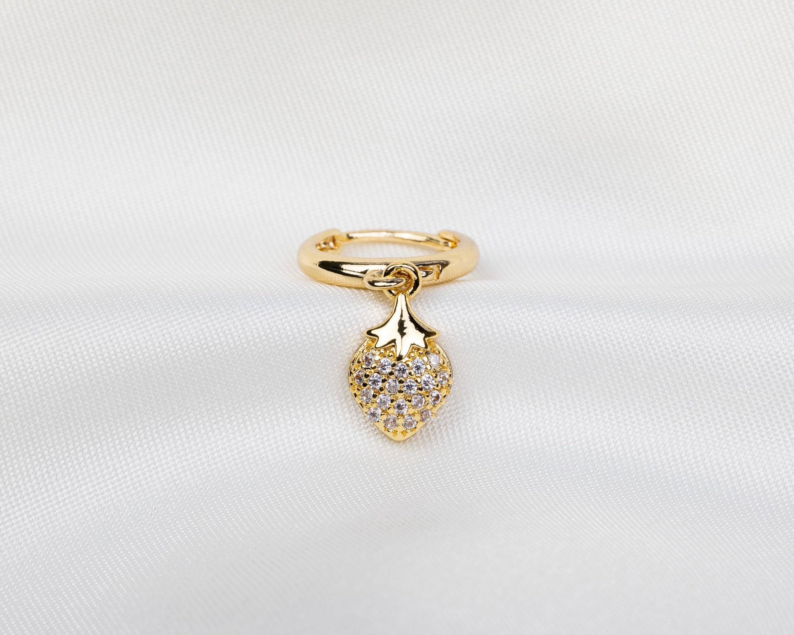 Handgemaakte 14k gold plated oorbel met een aardbeivormige hanger van witte zirkonia met pavé zetting