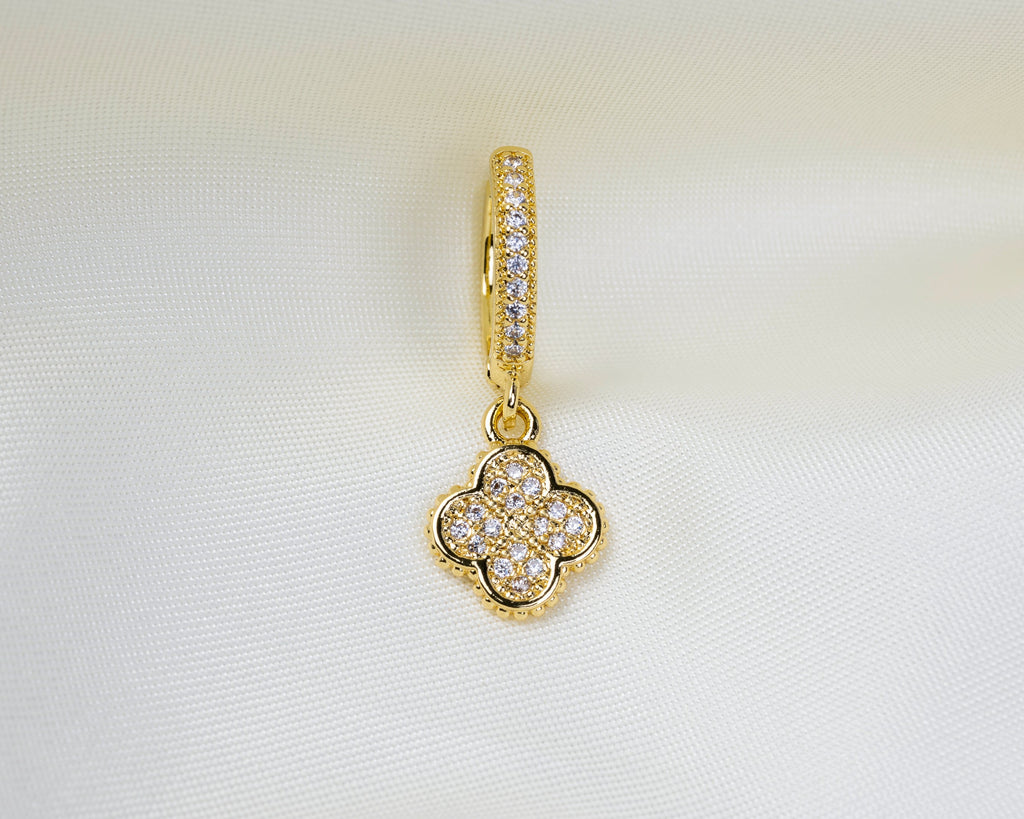 Handgemaakte 14k gold plated oorbel met zirkonia en een klaver hanger van witte zirkonia