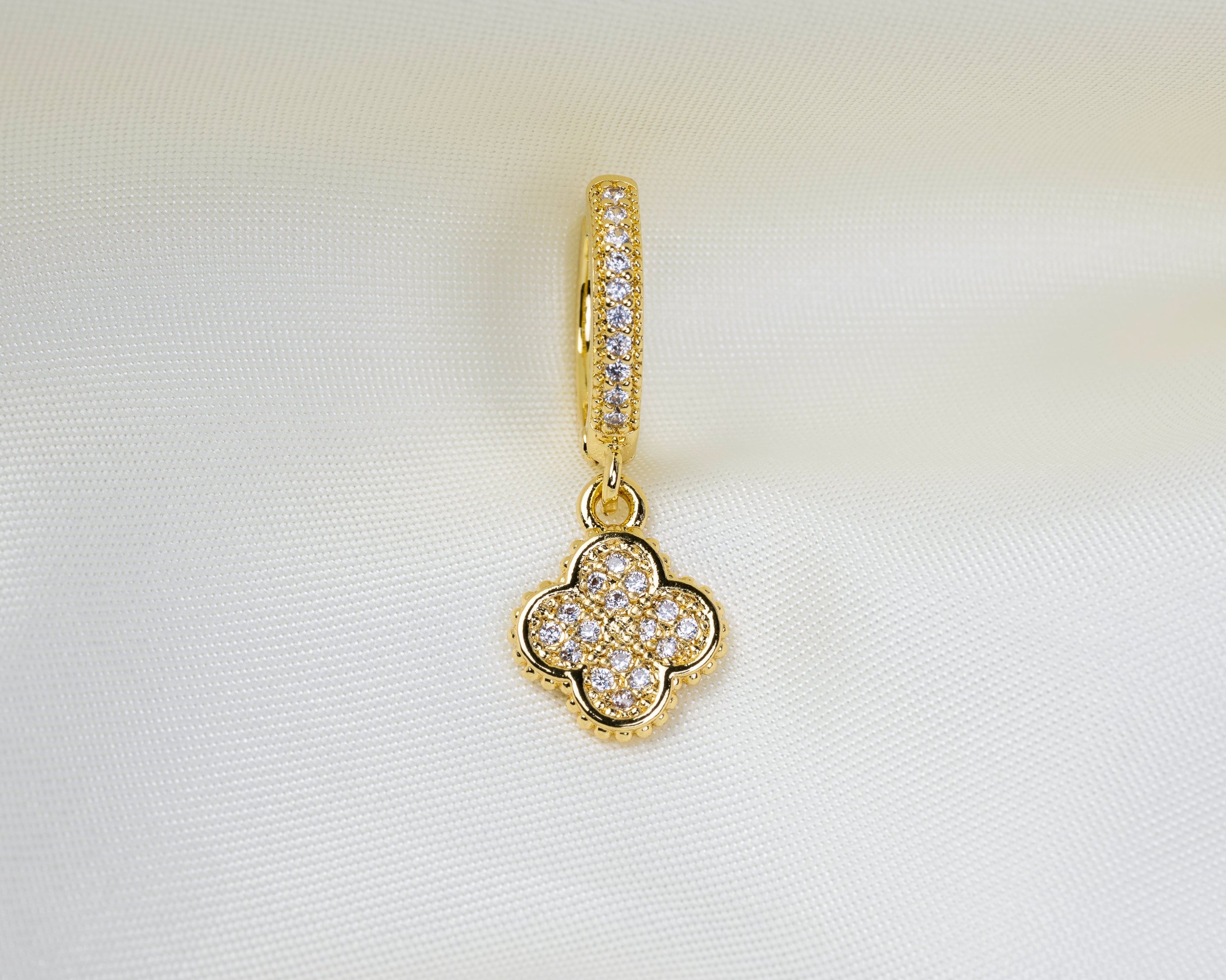 Handgemaakte 14k gold plated oorbel met zirkonia en een klaver hanger van witte zirkonia