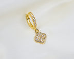 Handgemaakte 14k gold plated oorbel met zirkonia en een klaver hanger van witte zirkonia