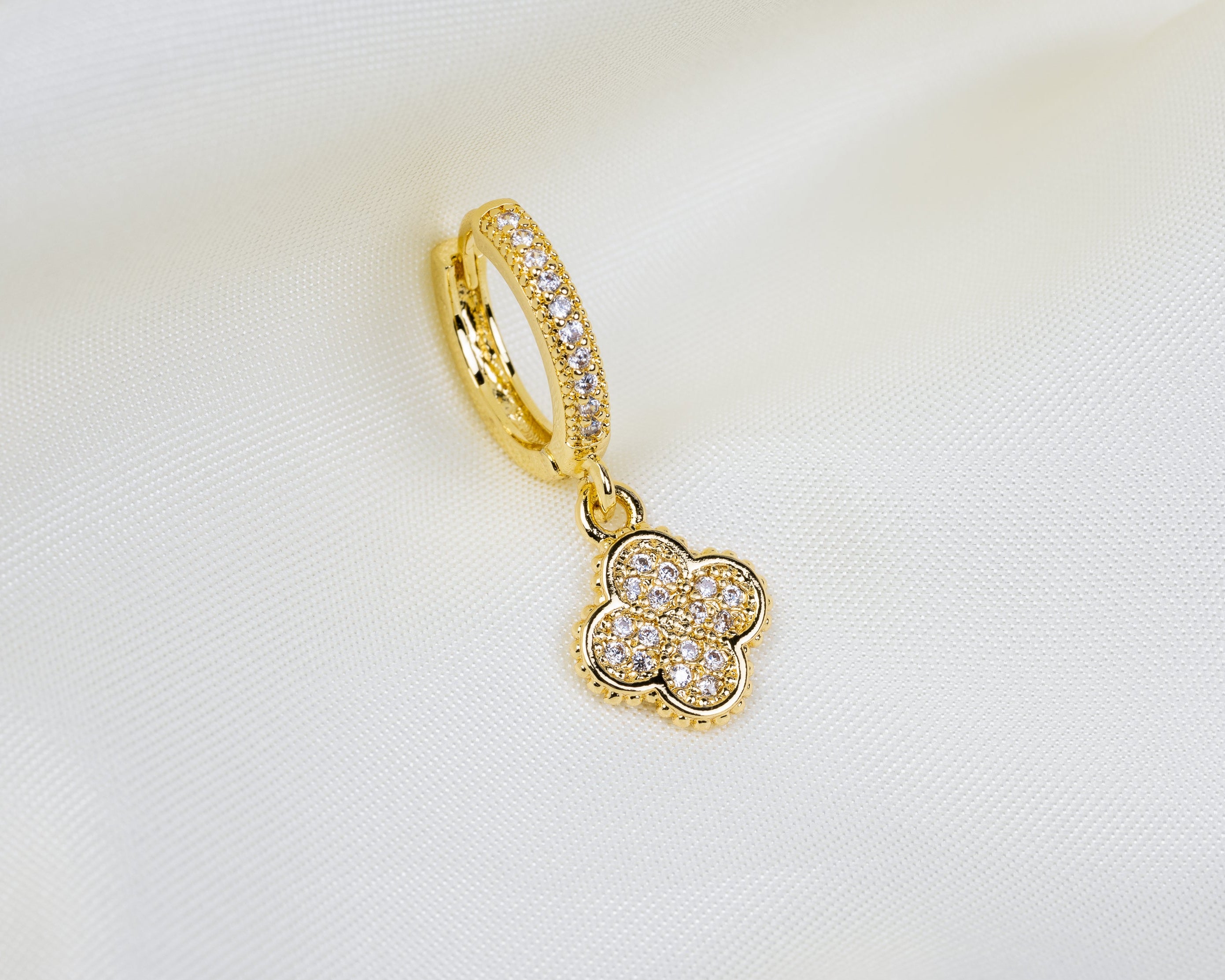 Handgemaakte 14k gold plated oorbel met zirkonia en een klaver hanger van witte zirkonia