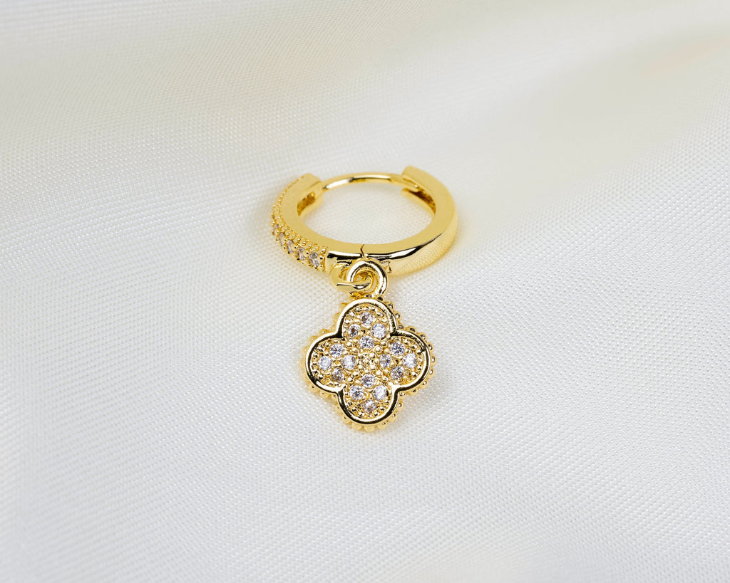 Handgemaakte 14k gold plated oorbel met zirkonia en een klaver hanger van witte zirkonia