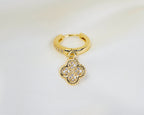 Handgemaakte 14k gold plated oorbel met zirkonia en een klaver hanger van witte zirkonia