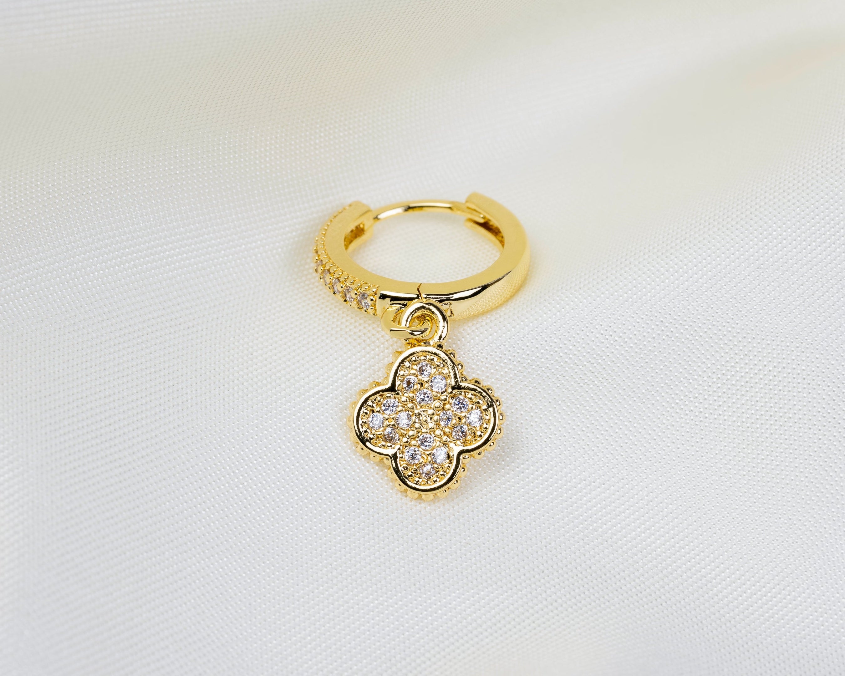 Handgemaakte 14k gold plated oorbel met zirkonia en een klaver hanger van witte zirkonia