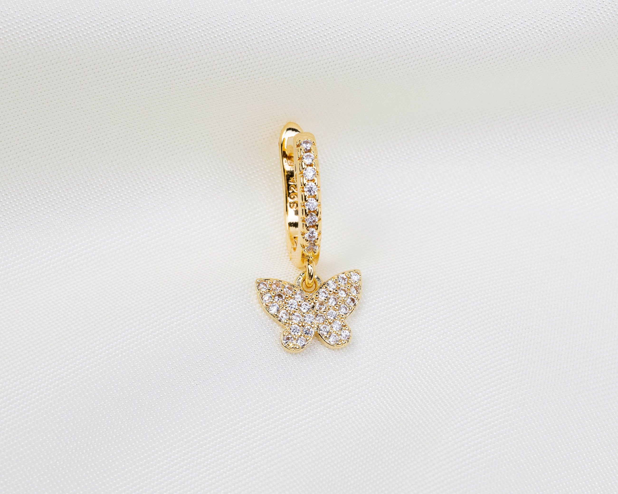 Handgemaakte 14k gold plated oorbel met vlinder hanger en pavé zetting van zirkonia