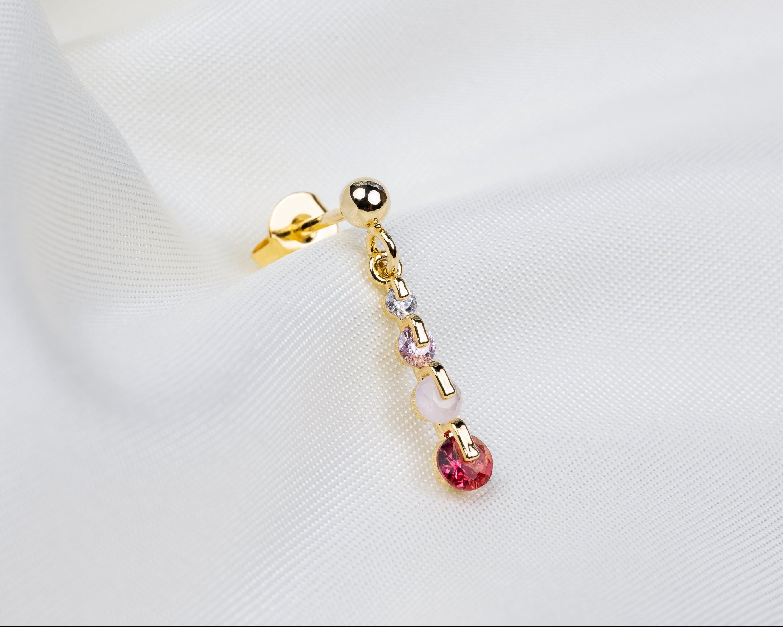 Handgemaakt 14k gold plated oorknopje met hanger van roze ronde zirkonia