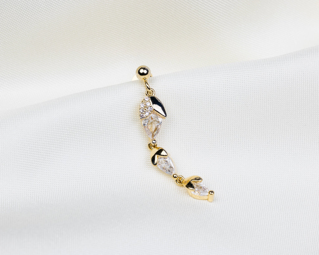 Handgemaakt 14k gold plated oorknopje met een sneeuwklok hanger van witte zirkonia