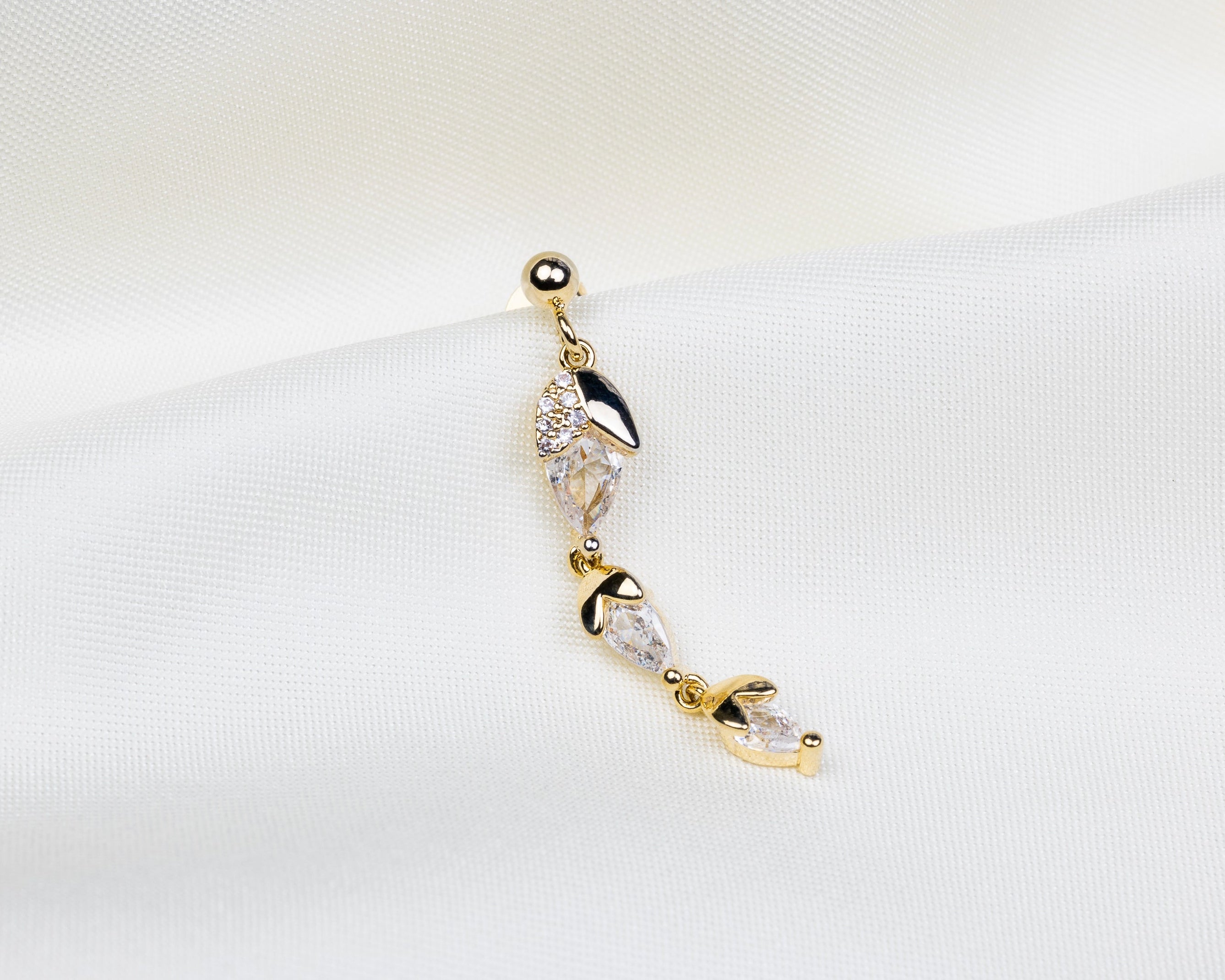 Handgemaakt 14k gold plated oorknopje met een sneeuwklok hanger van witte zirkonia