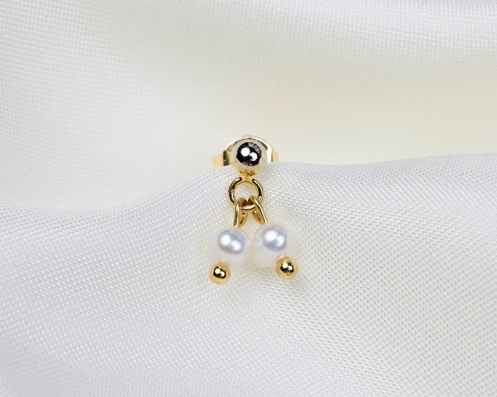 Handgemaakt 14k gold plated oorknopje met 2 witte aardappelvormige zoetwaterparel hangers