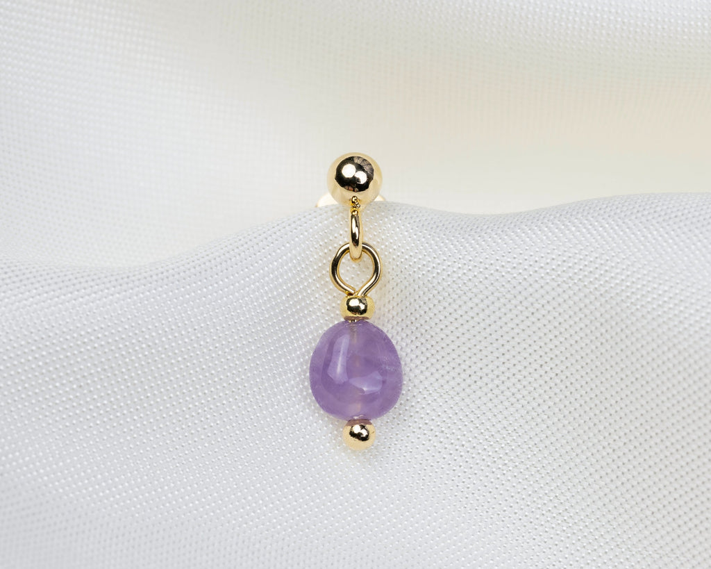 Handgemaakt 14k gold plated oorknopje met een amethist hanger
