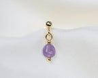 Handgemaakt 14k gold plated oorknopje met een amethist hanger