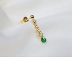 Handgemaakt 14k gold plated oorknopje met hanger van groene ronde zirkonia