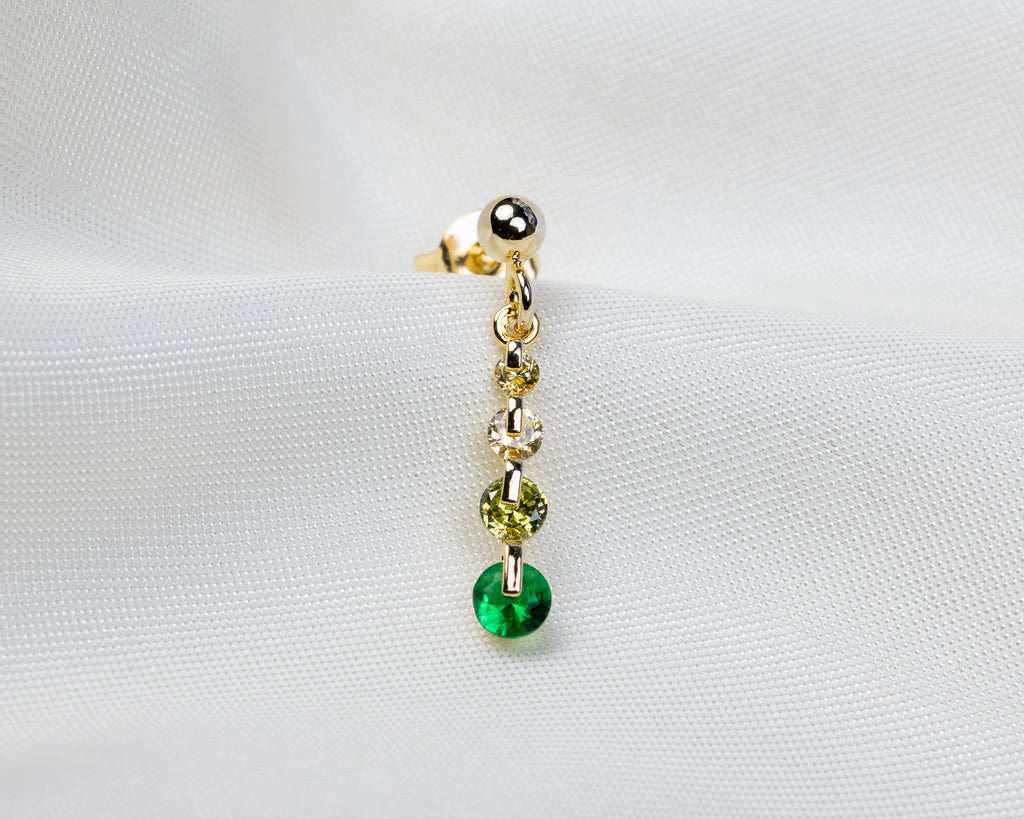 Handgemaakt 14k gold plated oorknopje met hanger van groene ronde zirkonia