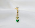 Handgemaakt 14k gold plated oorknopje met hanger van groene ronde zirkonia
