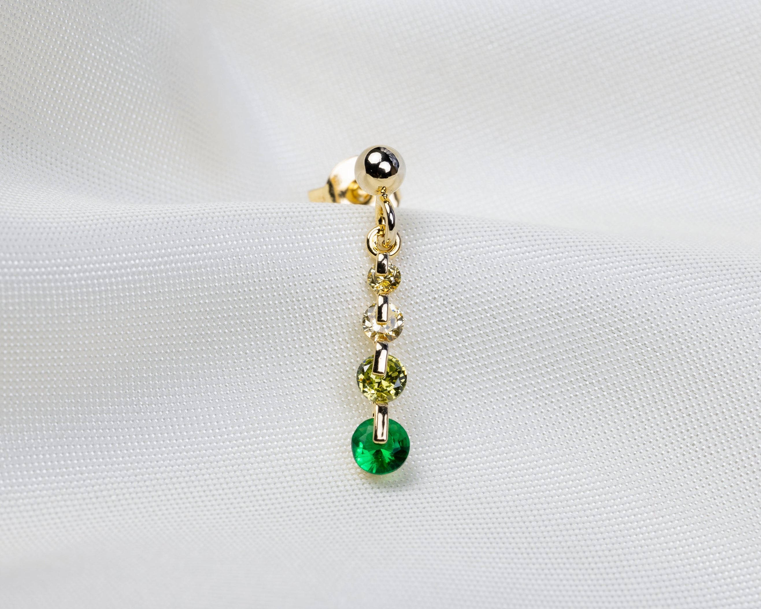 Handgemaakt 14k gold plated oorknopje met hanger van groene ronde zirkonia