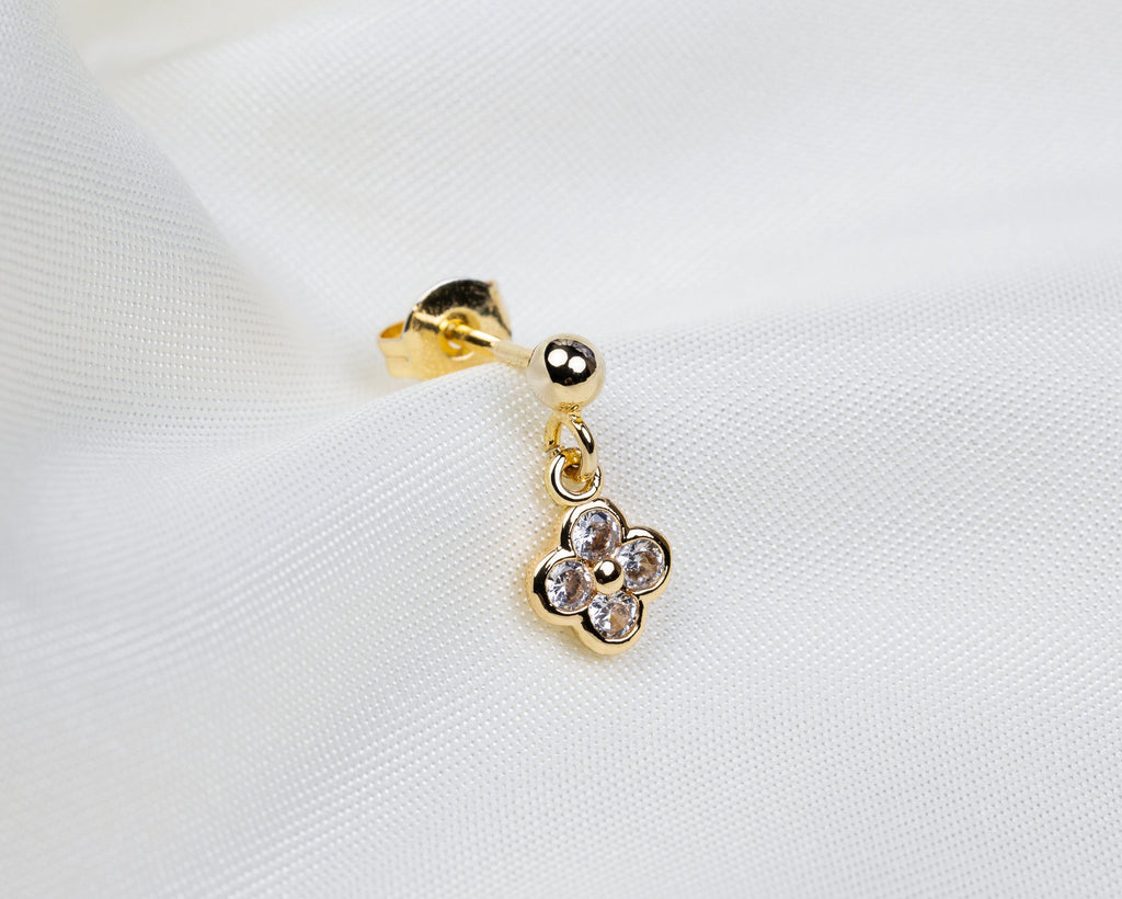 Handgemaakt 14k gold plated oorknopje met een klavervormige hanger van witte zirkonia