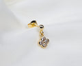 Handgemaakt 14k gold plated oorknopje met een klavervormige hanger van witte zirkonia