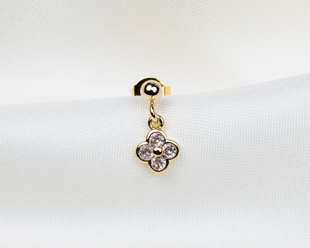 Handgemaakt 14k gold plated oorknopje met een klavervormige hanger van witte zirkonia