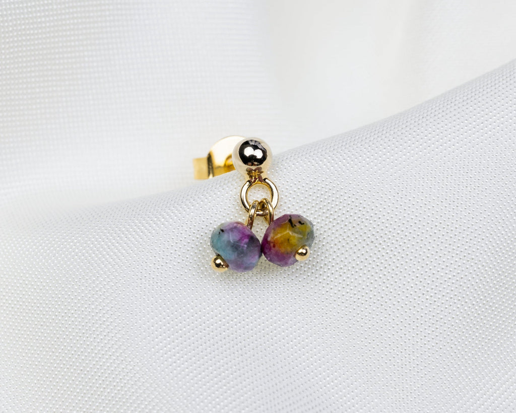 Handgemaakt 14k gold plated oorknopje met twee meerkleurige natuursteentjes