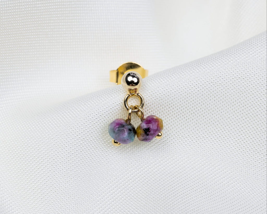 Handgemaakt 14k gold plated oorknopje met twee meerkleurige natuursteentjes