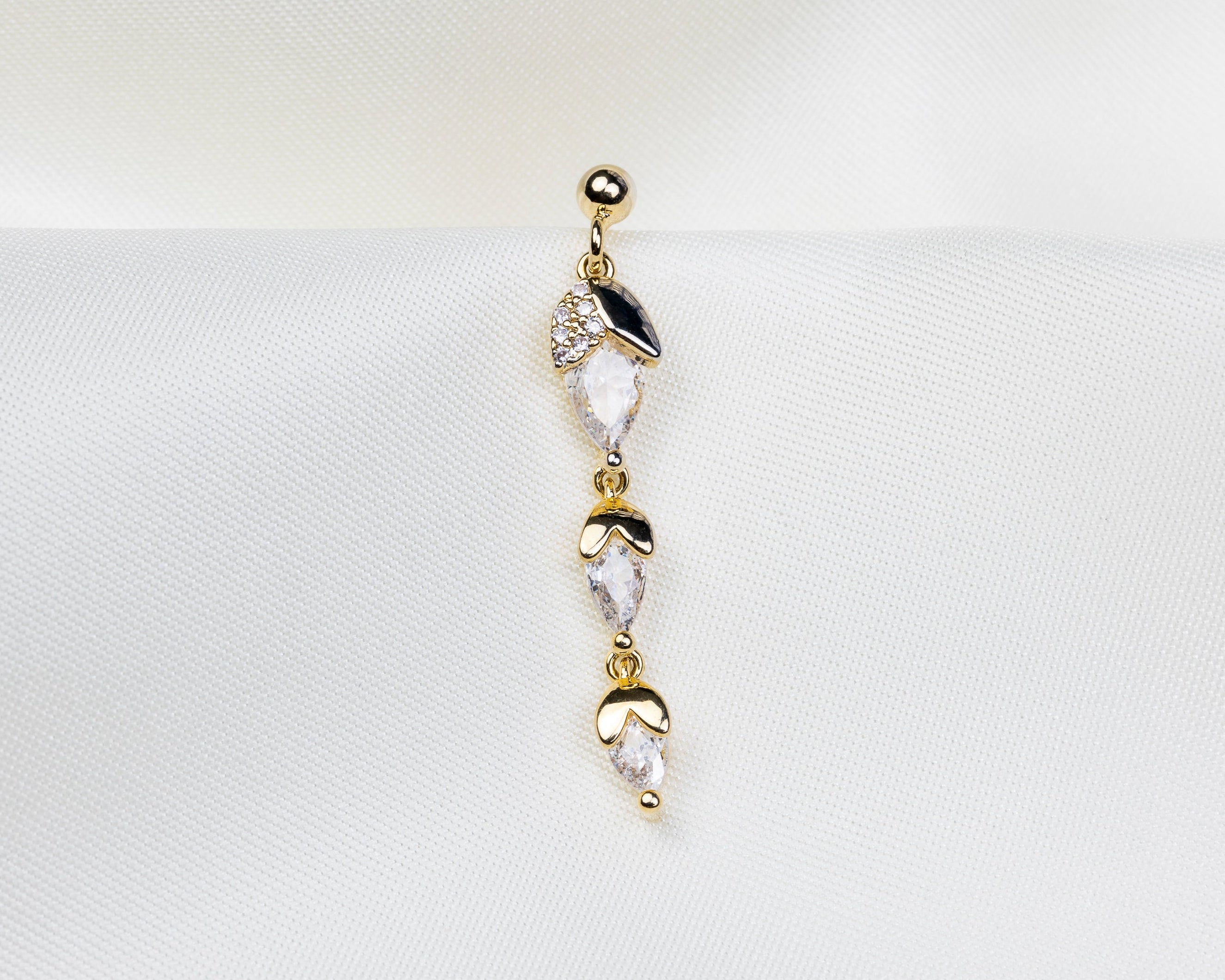 Handgemaakt 14k gold plated oorknopje met een sneeuwklok hanger van witte zirkonia