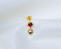 Handgemaakt 14k gold plated oorknopje met een rode zirkonia en hartvormige hanger