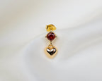 Handgemaakt 14k gold plated oorknopje met een rode zirkonia en hartvormige hanger