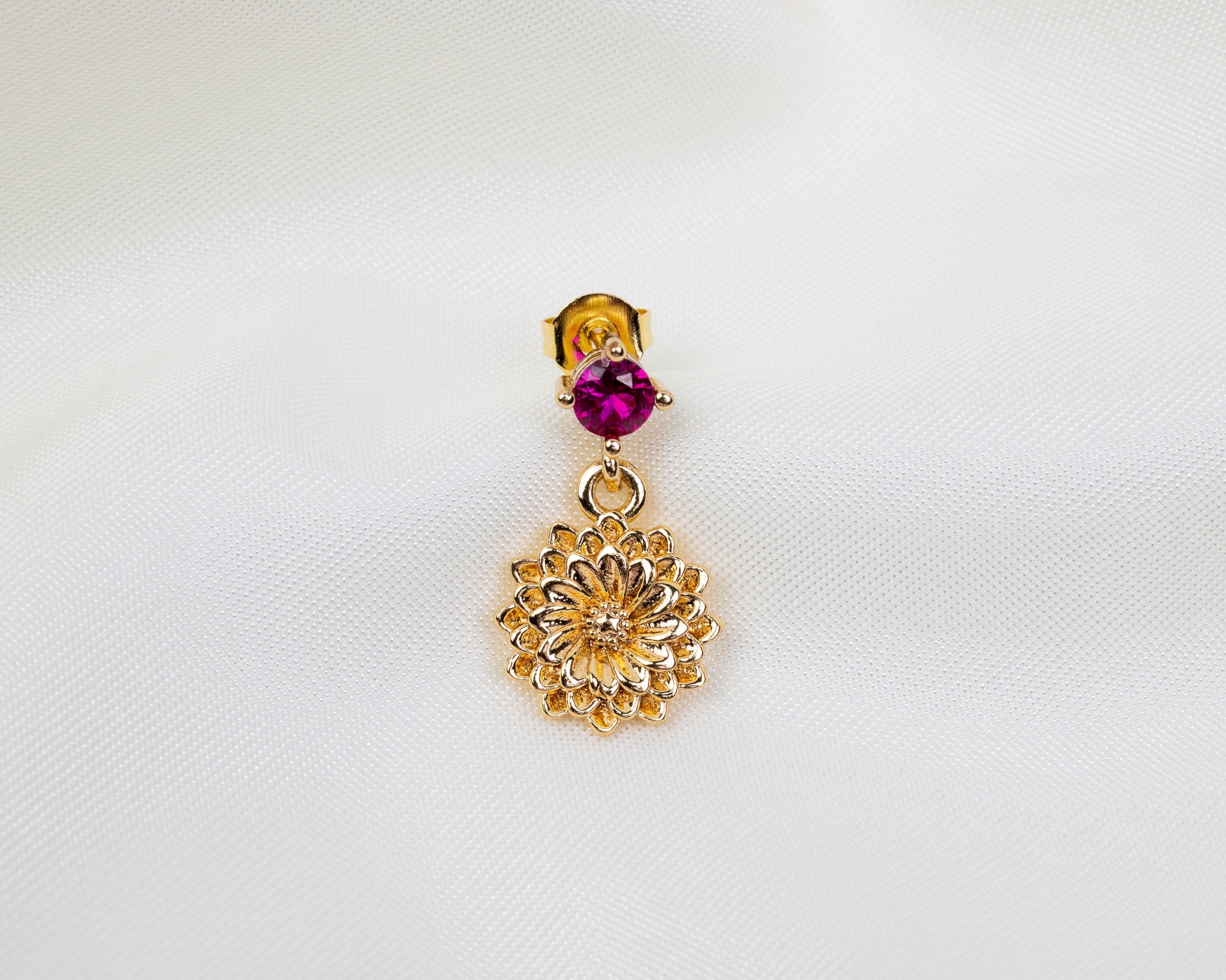 Handgemaakte 14k gold plated stud van roze zirkonia met hanger in de vorm van een Dahlia bloem