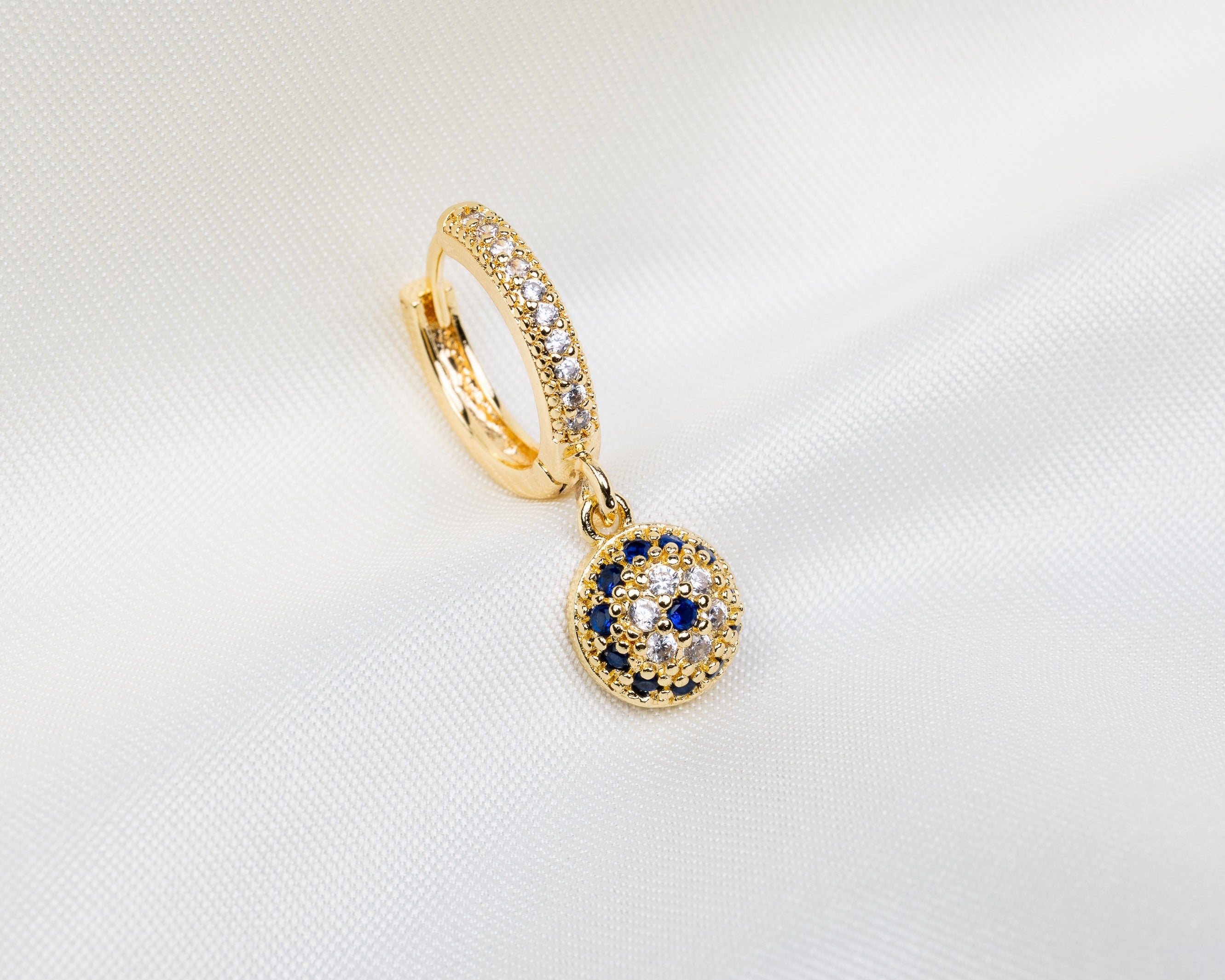 Handgemaakte 14k gold plated oorring met boze oog hanger en pavé zetting van van blauwe en witte zirkonia