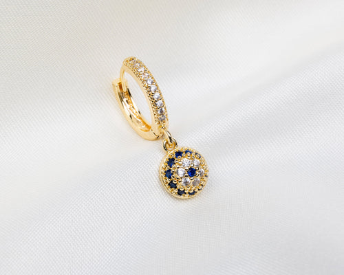 Handgemaakte 14k gold plated oorring met boze oog hanger en pavé zetting van van blauwe en witte zirkonia