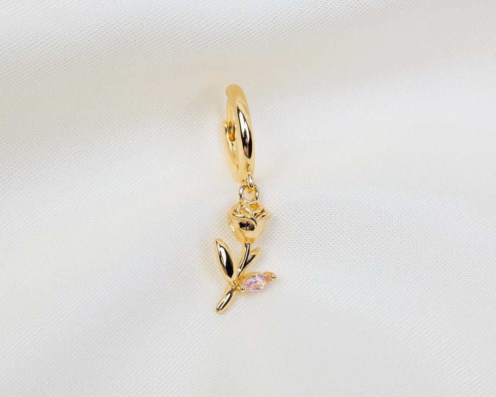 Handgemaakte 14k gold plated oorbel met een kleine roos hanger met lichtroze zirkonia