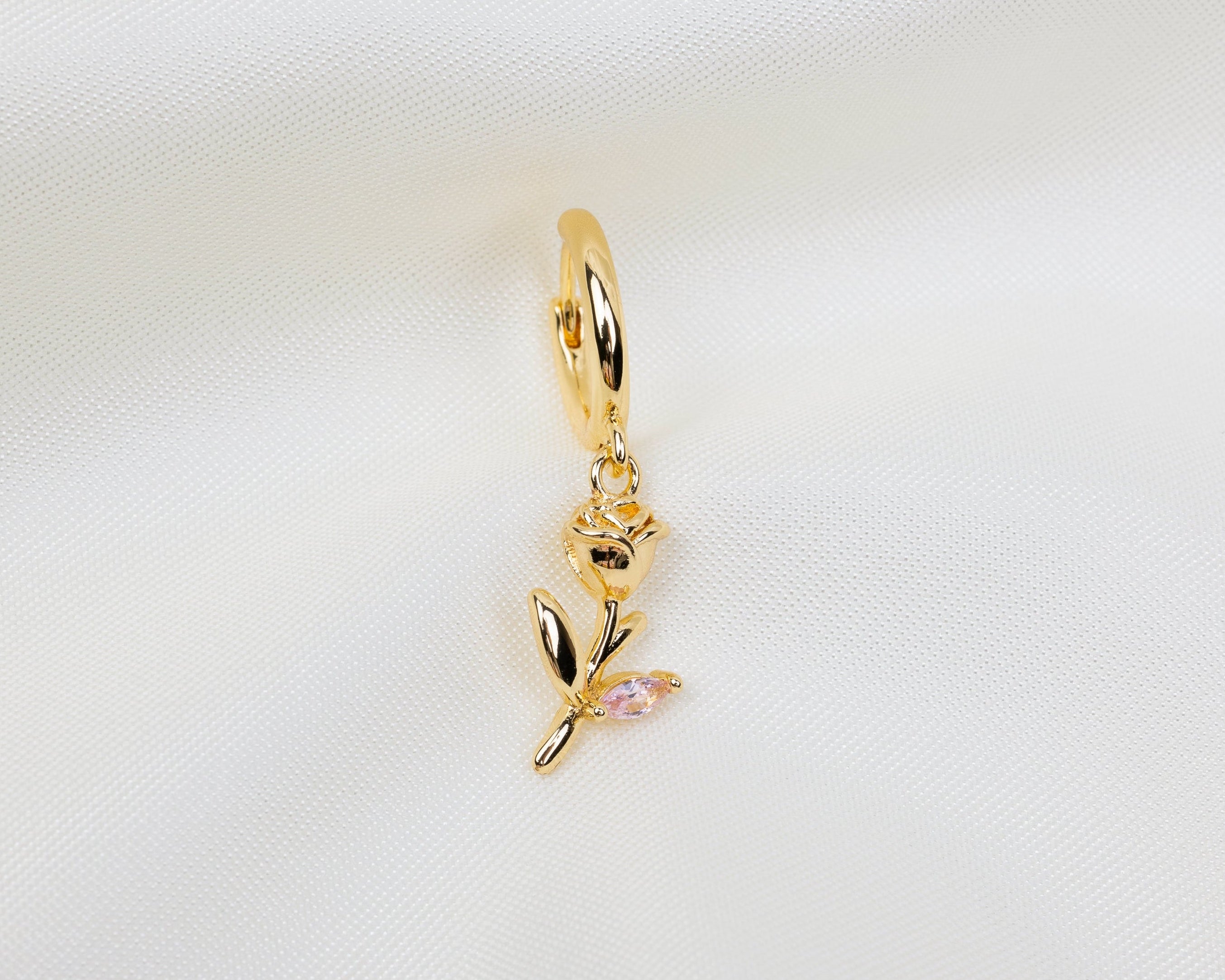 Handgemaakte 14k gold plated oorbel met een kleine roos hanger met lichtroze zirkonia