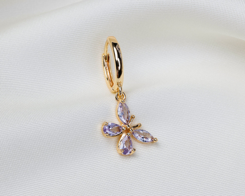 Handgemaakte 14k gold plated oorbel met vlinder hanger van lila zirkonia