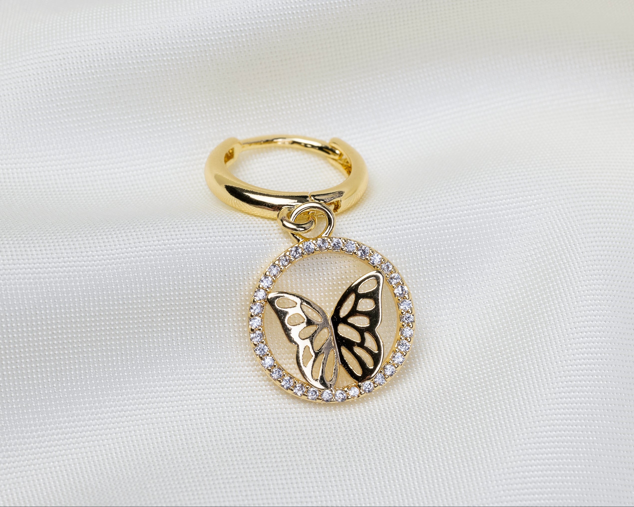 Handgemaakte 14k gold plated oorbel met ronde vlinder hanger en pavé zirkonia