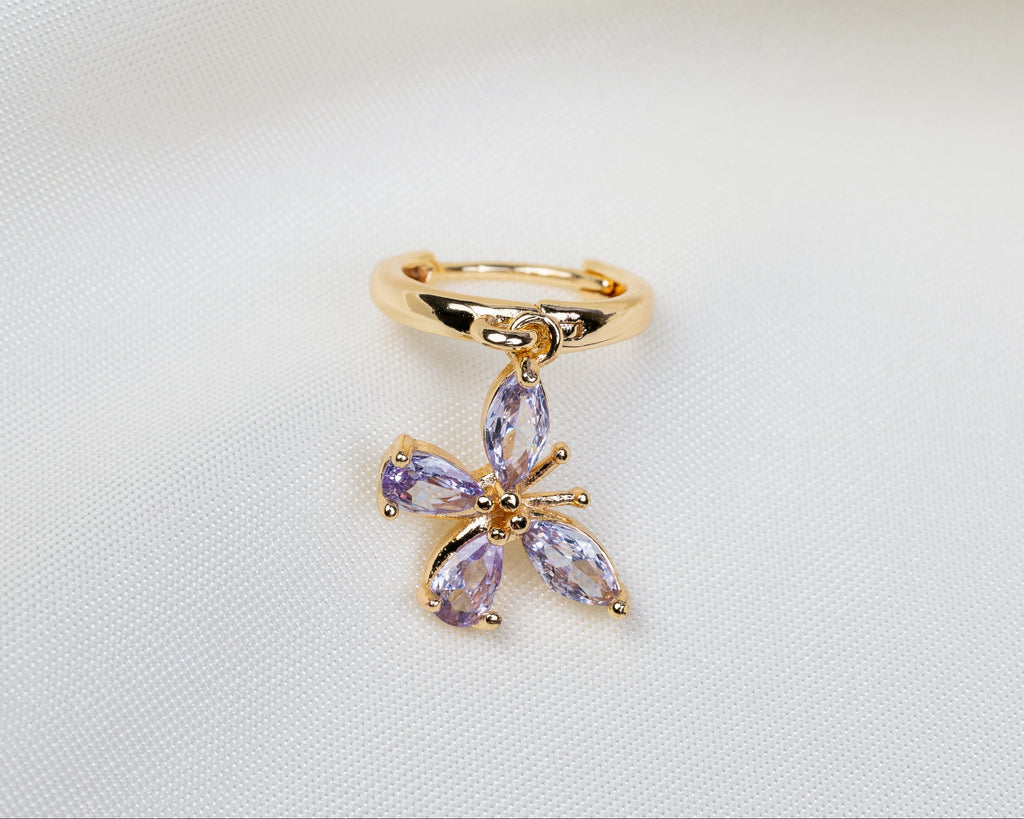 Handgemaakte 14k gold plated oorbel met vlinder hanger van lila zirkonia