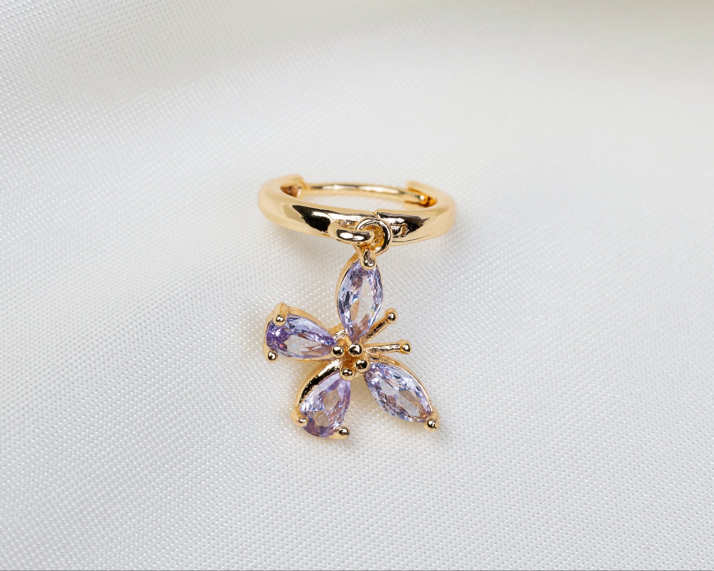 Handgemaakte 14k gold plated oorbel met vlinder hanger van lila zirkonia